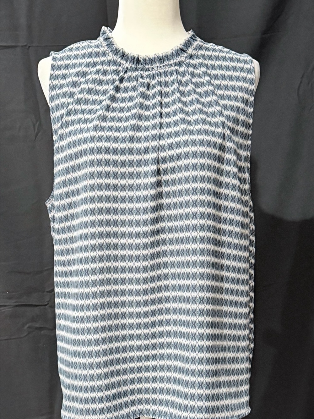Banana Republic Blue & White Sleeveless Mock-Neck Patterned Top